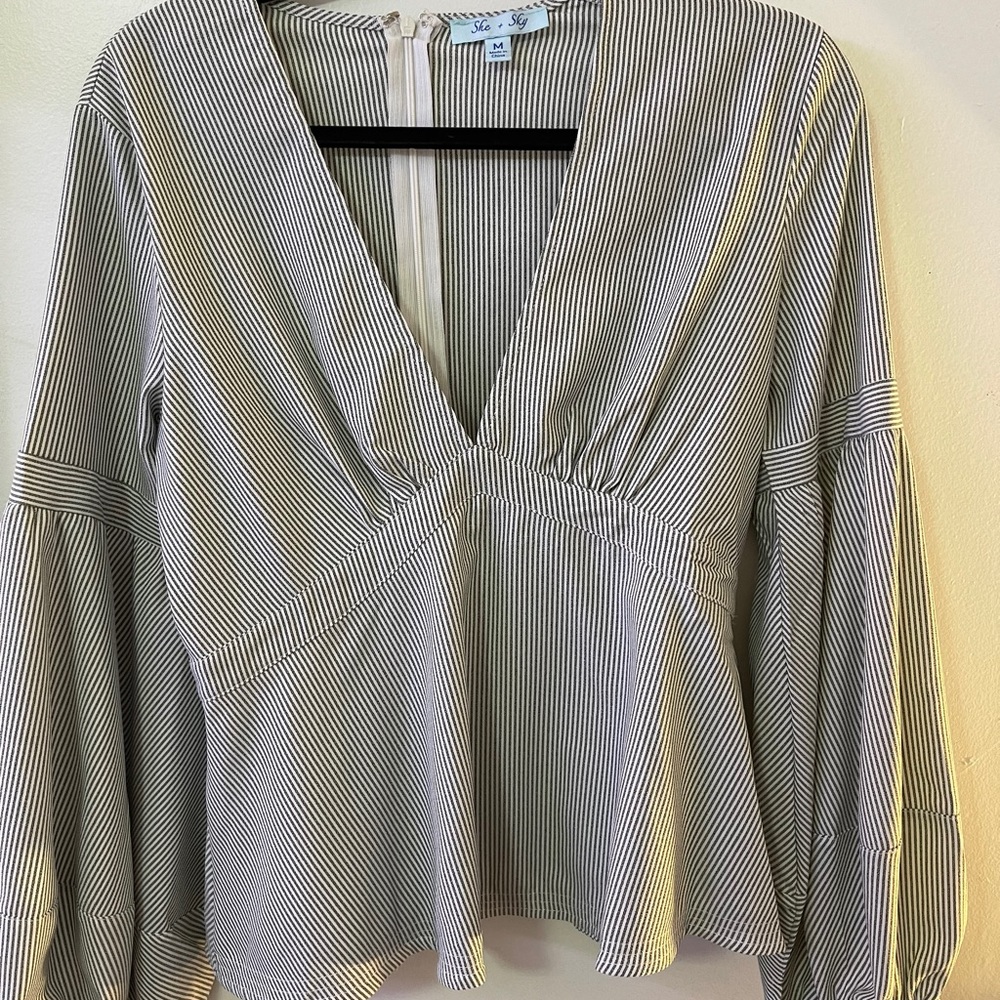 V neck peplum top